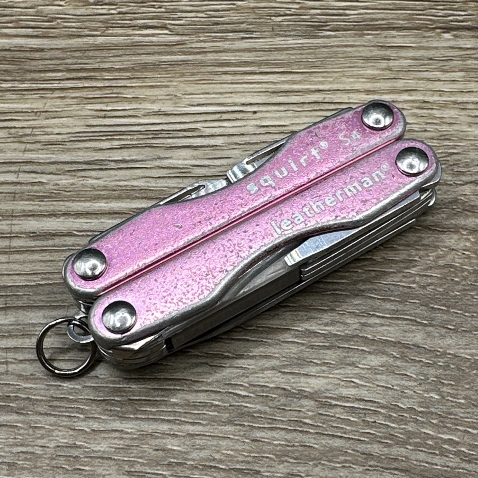 Leatherman Squirt P4 Pink Multitool Multi-Tool – Pliers Multitool 067L