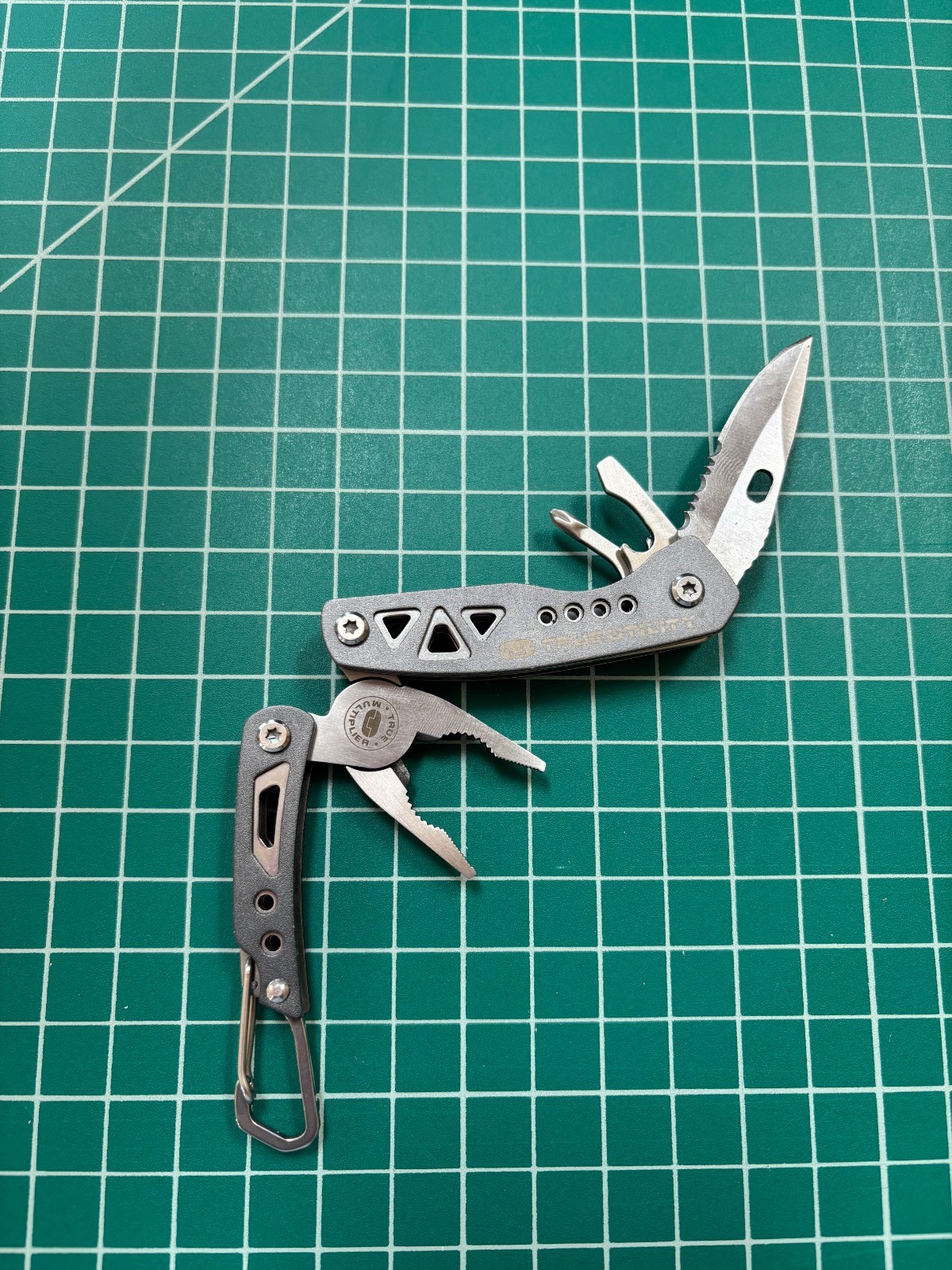 NEW!! TRUE UTILITY MULTI TOOL – COMPACT AND FOLDABLE – KEYRING HOOK !!!!!!!!!!!!