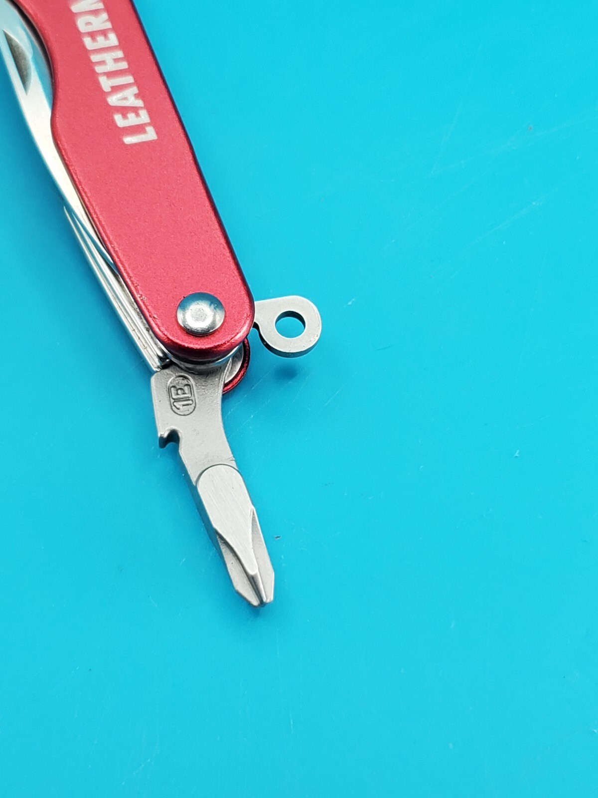 Leatherman Juice C2 Red Multi Tool! RETIRED! NICE! SIGNS & SHAPES
