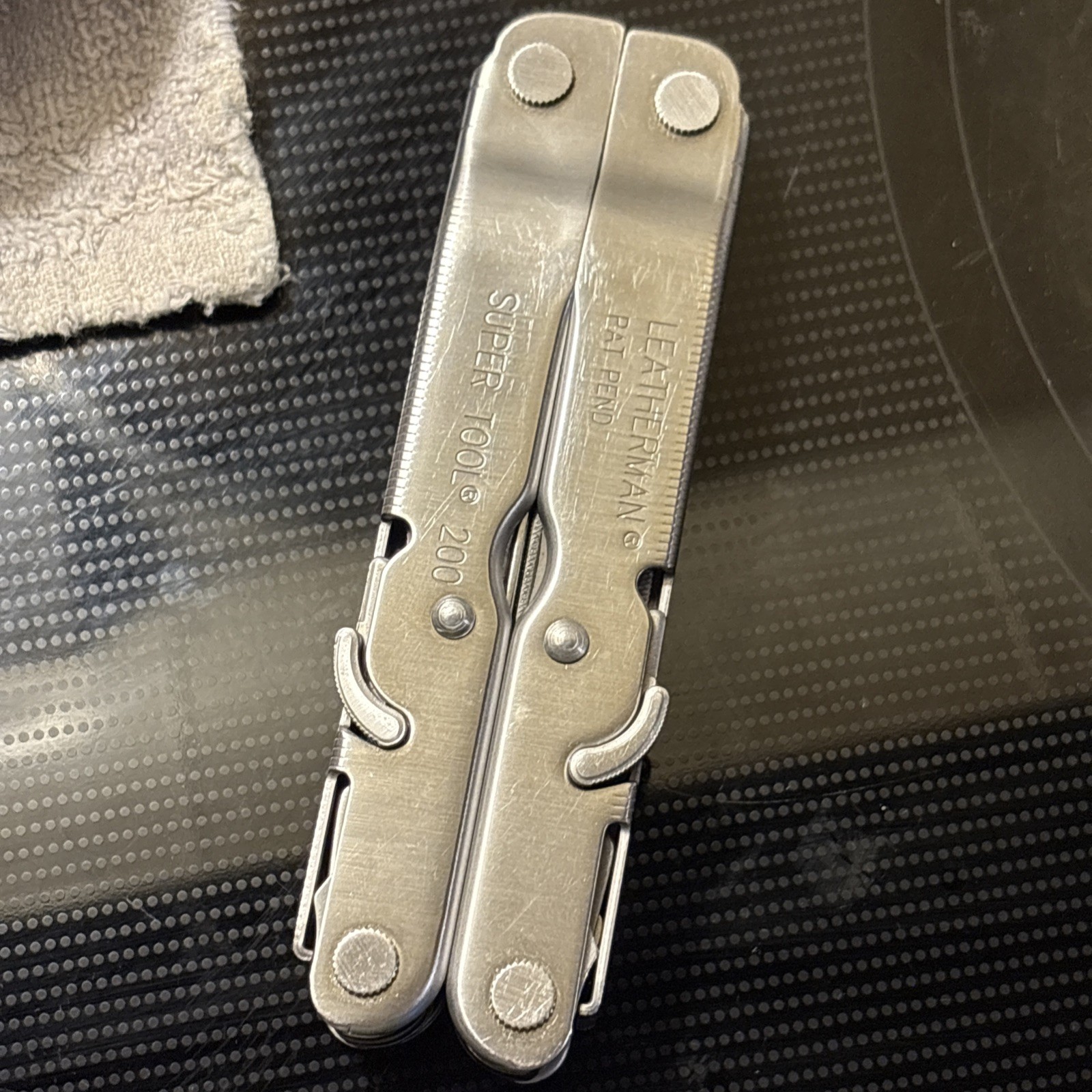 Vintage LEATHERMAN Super TOOL 200 Multi Tool! 03/04 Date Stamp! NICE with sheath