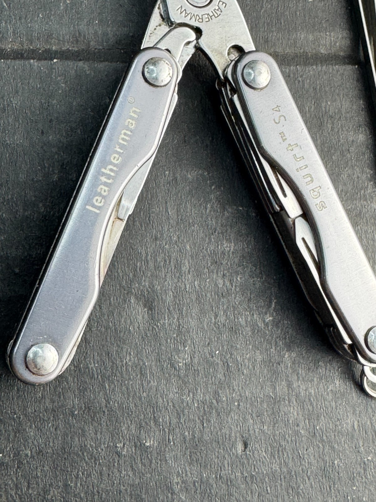 Leatherman Squirt S4 Stainless Steel Multitool Keychain – Gray