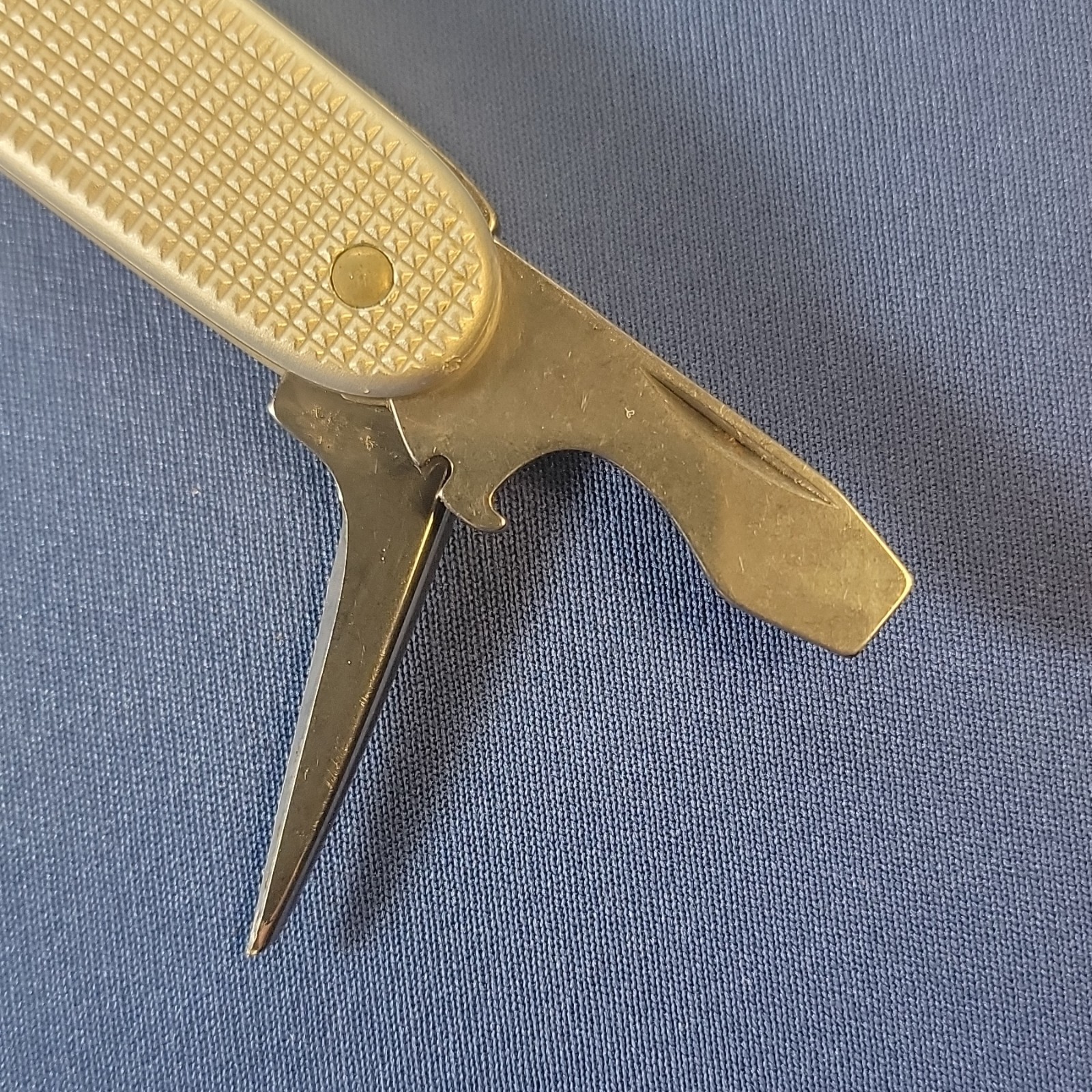 Victorinox Swiss Army 4-Tool Multi-Tool White Alox, 2 1/4″ Straight Blade