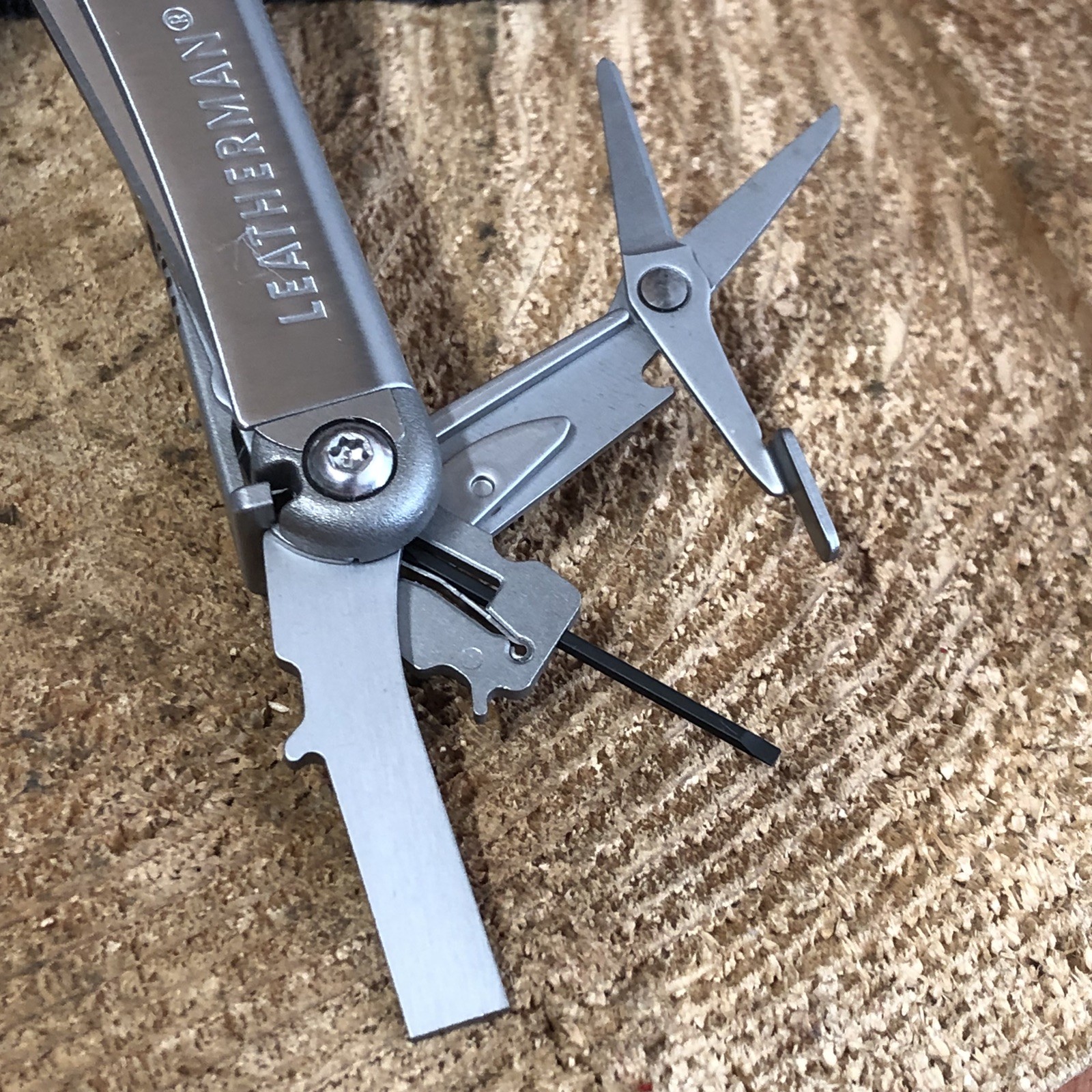 LEATHERMAN WAVE + Multi-Tool w/ Sheath. Pre-owned, Unused