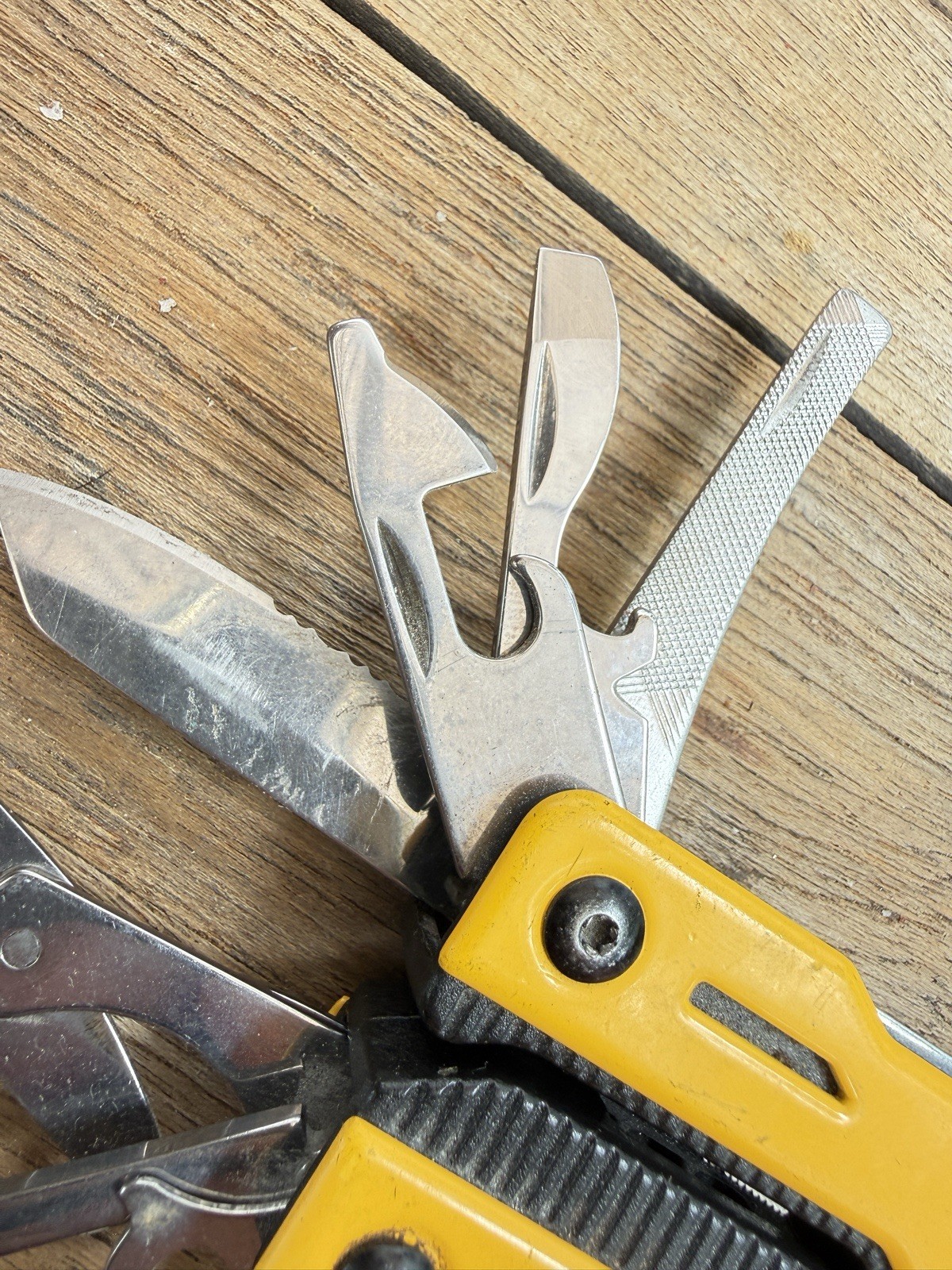 DEWALT Multi-Tool w/ Pliers Knife Saw File Screwdrivers Heavy Duty EDC