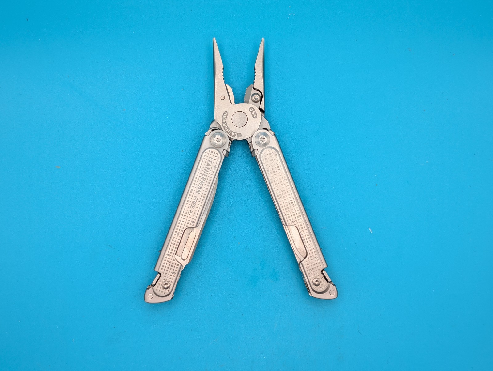 Leatherman FREE P2 Stainless Multi-Tool! WITH SHEATH!