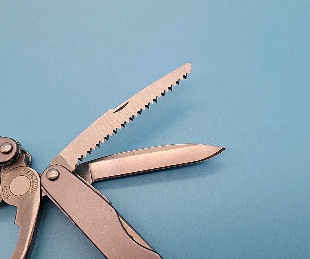 Leatherman JUICE CS4 Multi-Tool Dated 0402 – Pliers, Knife – Gray – Discontinued