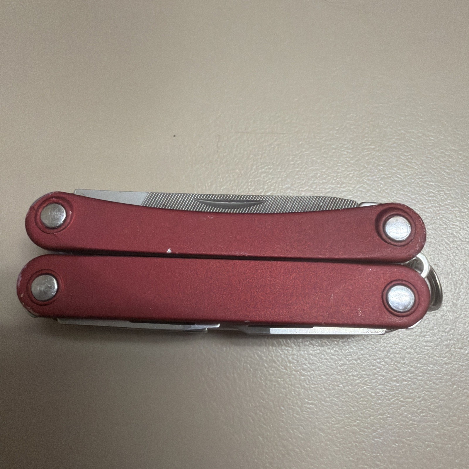 Leatherman Squirt PS4 RED – 8-in-1 Keychain Multi-Tool Discontinued (CODE15)