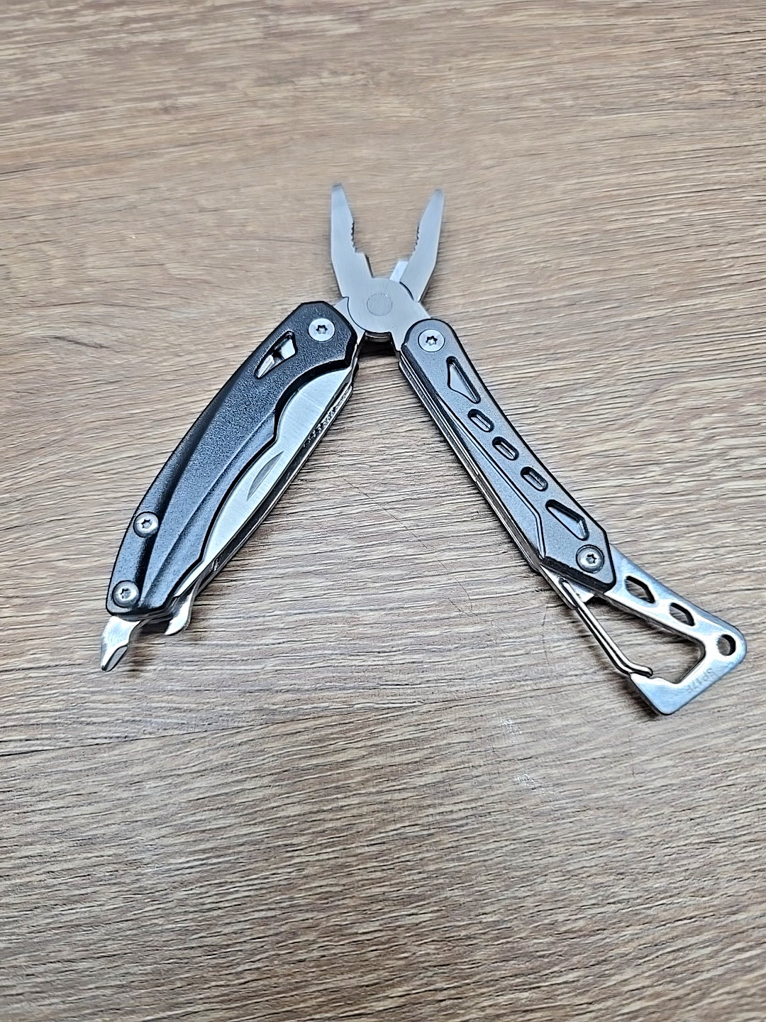 True Utility TU180F Seven Multi-Tool Saw Knife Wire Cutters Pliers Screwdriver..