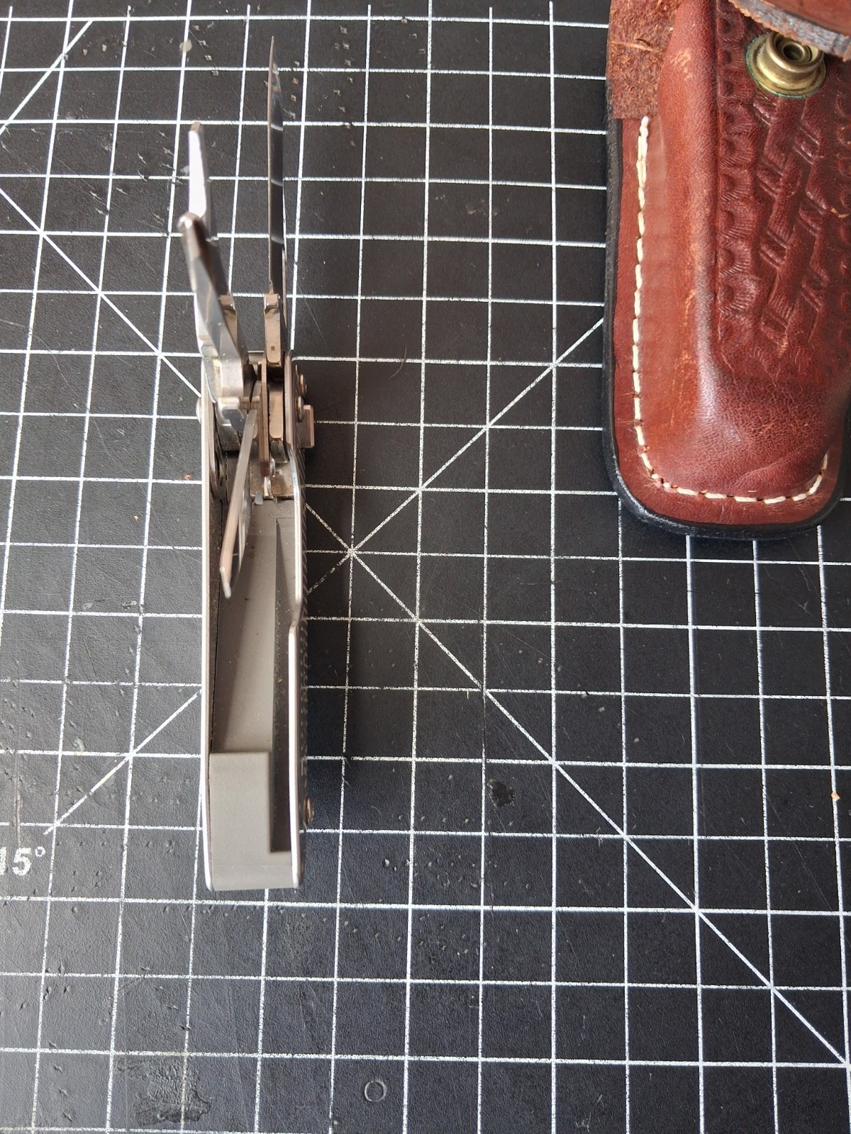 Leatherman Free T2 Multi-Tool 6 Tools 2.5in Stainless Blade w/ Leather Sheath