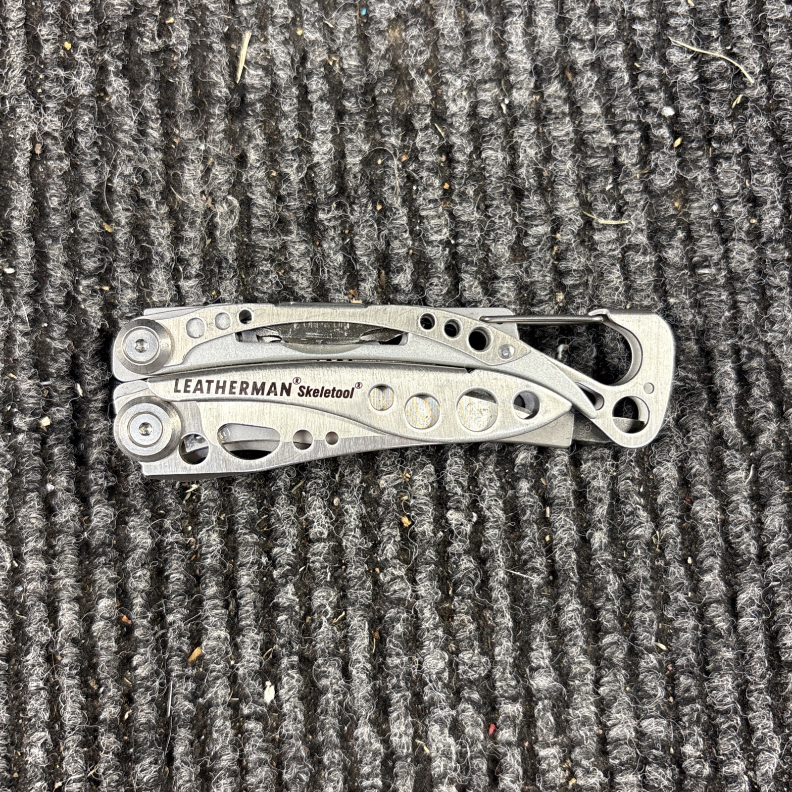 LEATHERMAN Skeletool Multi Tool – Combo Edge Blade Knife Pliers Carabiner (073)