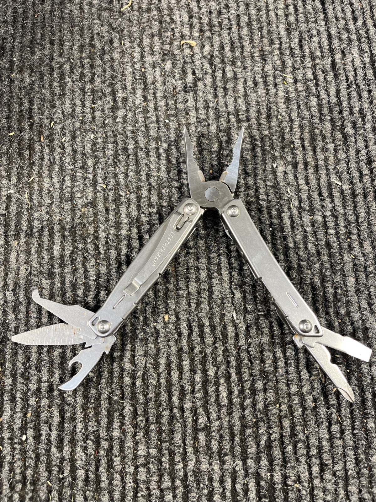 Leatherman Wingman Multitool with 14 tools Needle Nose pliers, wire cutter (034)