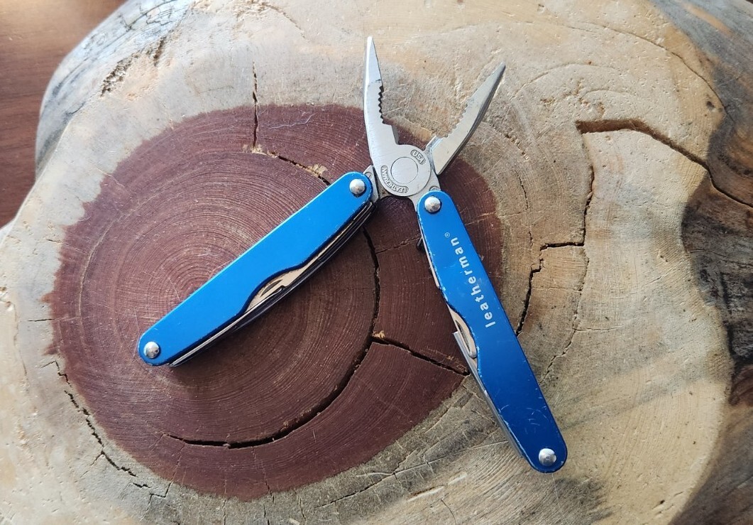 Leatherman Juice CS4 Blue – Pliers Blade Corkscrew – Great W85