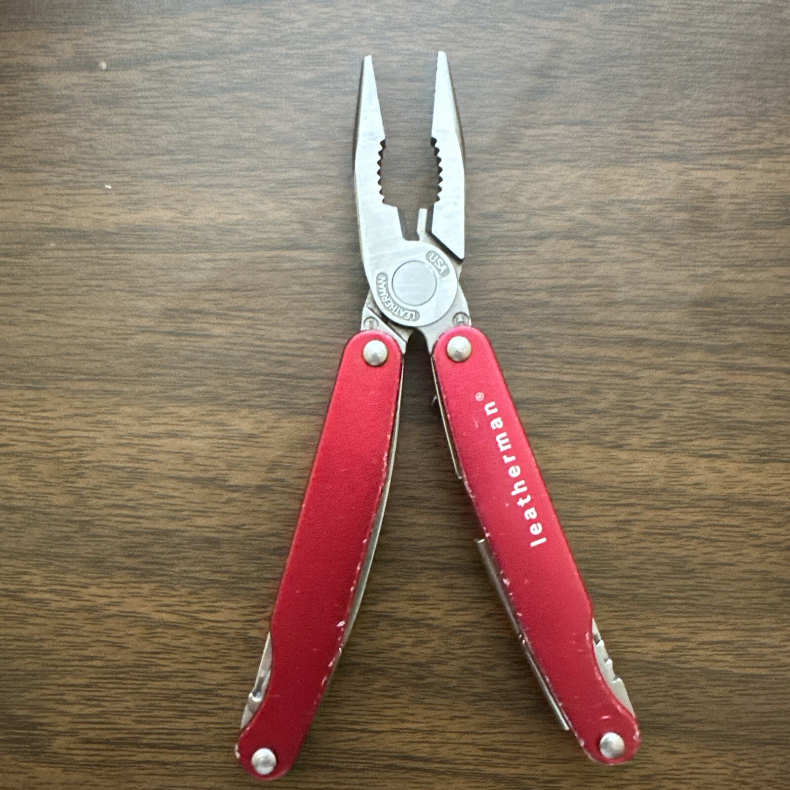 Retired Red Gen 1 Pat pending Leatherman Juice C2 Multitool w/nylon pouch.