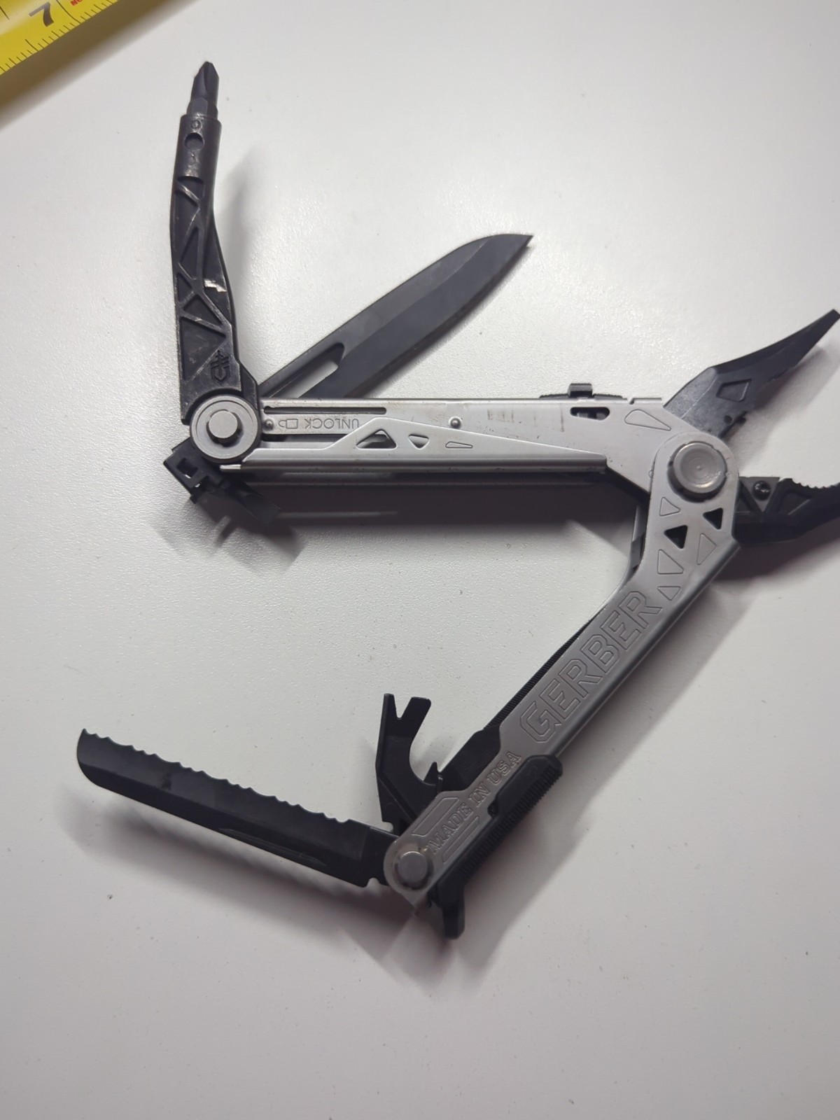 GERBER CENTER-DRIVE MULTITOOL SILVER/ Black, Replaceable Cutter Blade