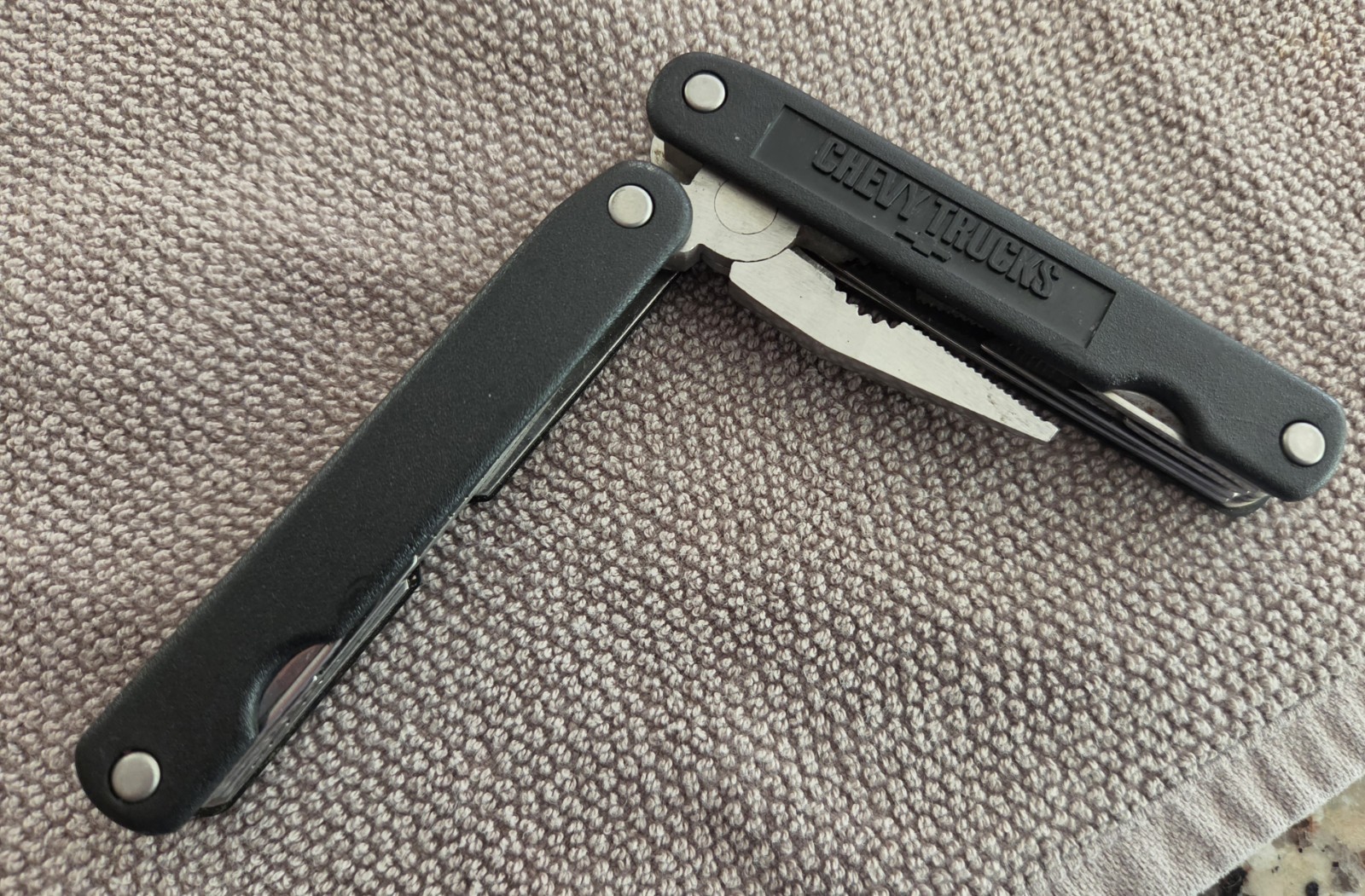 (7) MULTI-TOOL KNIVES ~ LEATHERMAN WINCHESTER MIDWAY CHEVY TRUCKS + UNBRANDED