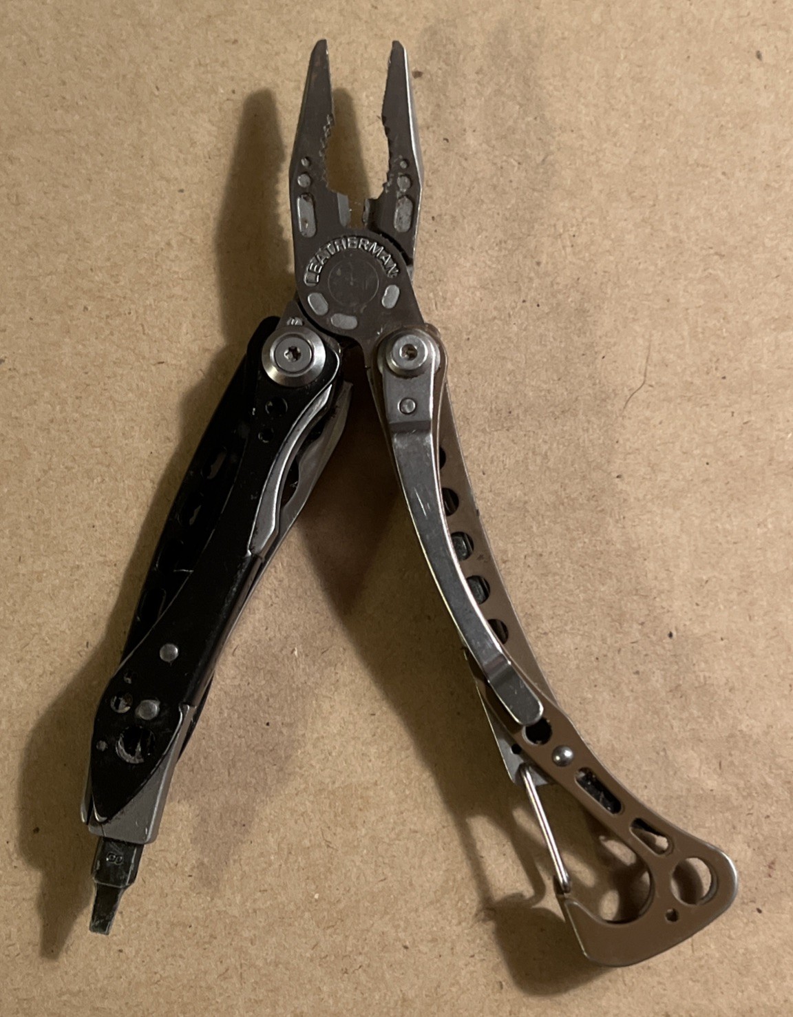 Leatherman Skeletool Multi-Tool – Pliers, Combo Blade, Driver Bits – Coyote Tan