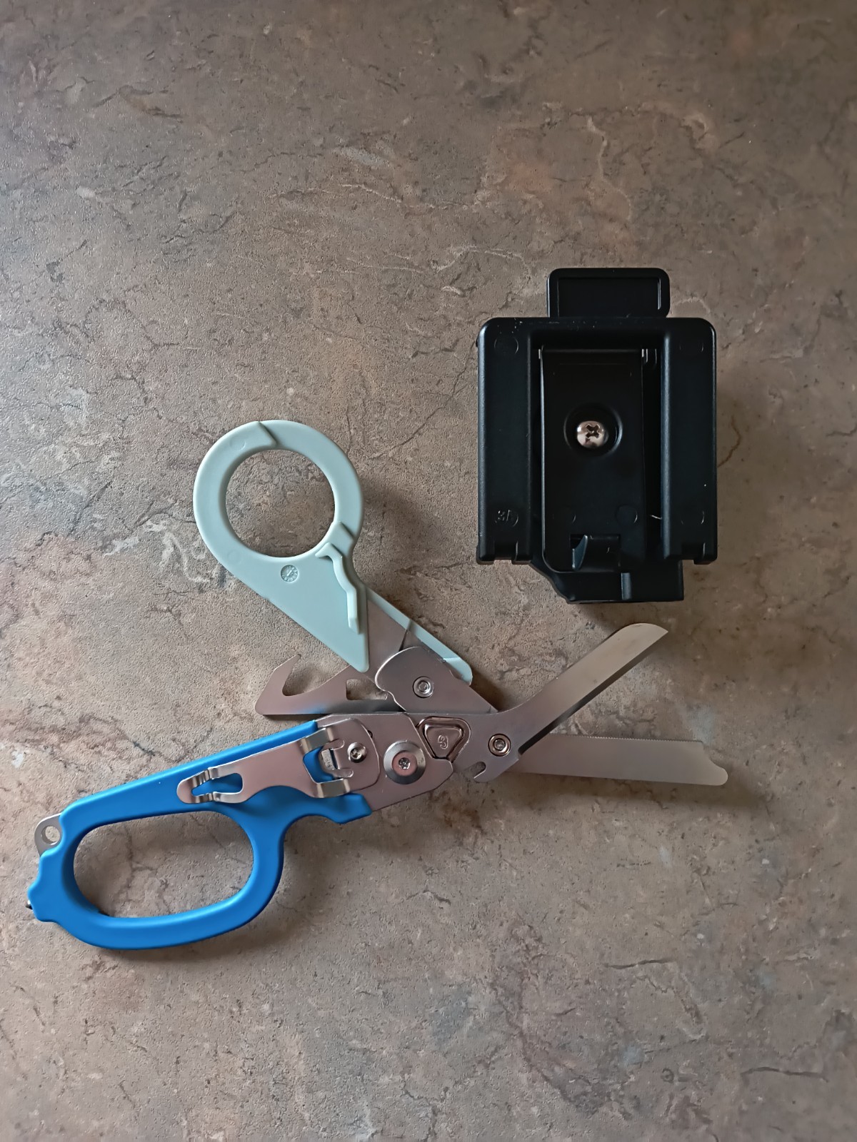 6 In 1 Trauma Shears Multi Tool Compared To Raptor Blue /Gray Carry Case