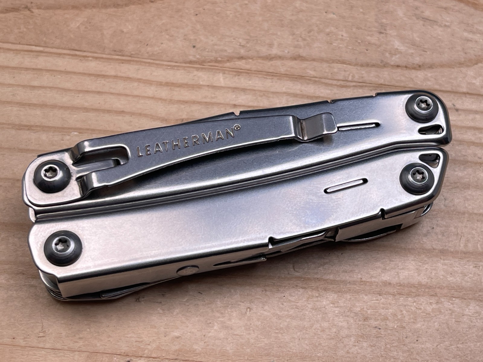 Leatherman Wingman Multi-Tool Knife 12/15 – Stainless Steel, Pocket Clip