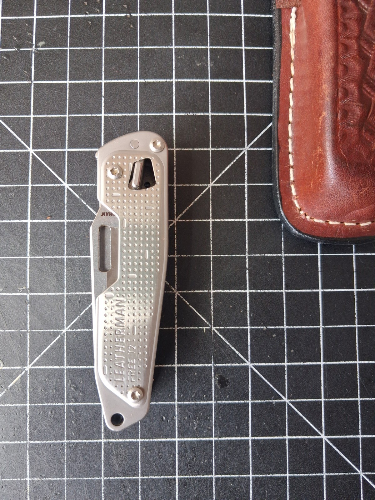 Leatherman Free T2 Multi-Tool 6 Tools 2.5in Stainless Blade w/ Leather Sheath