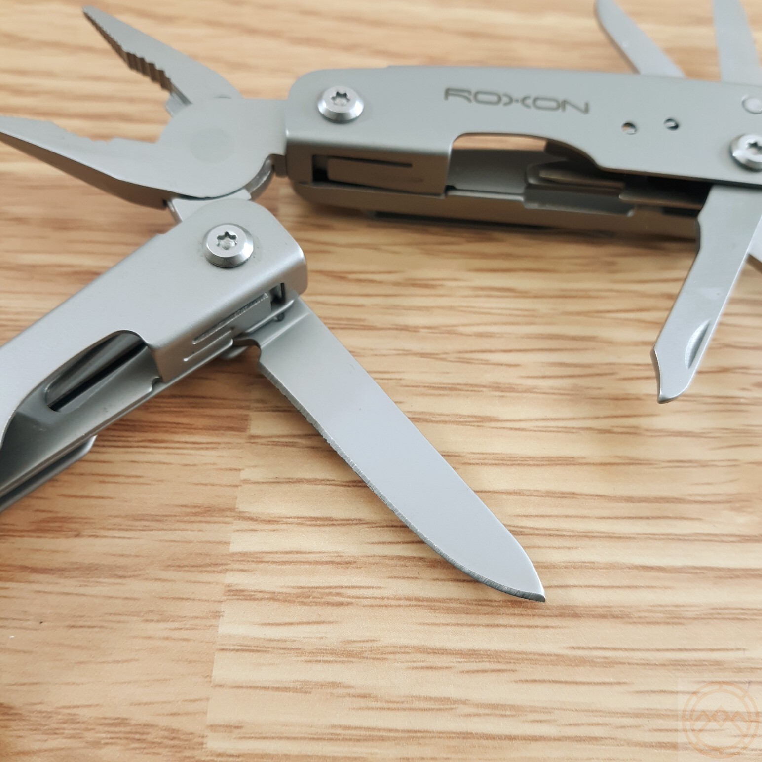 ROXON M2 Mini Multi-Tool Screwdrivers Can/Bottle Openers Pliers Glass Breaker