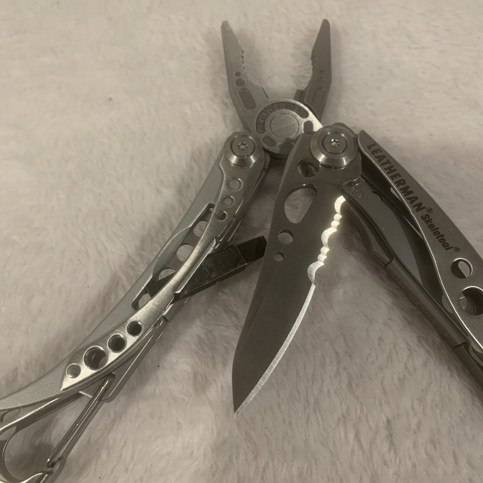 LEATHERMAN Skeletool Multi Tool – Combo Edge Blade Knife Pliers Carabiner!