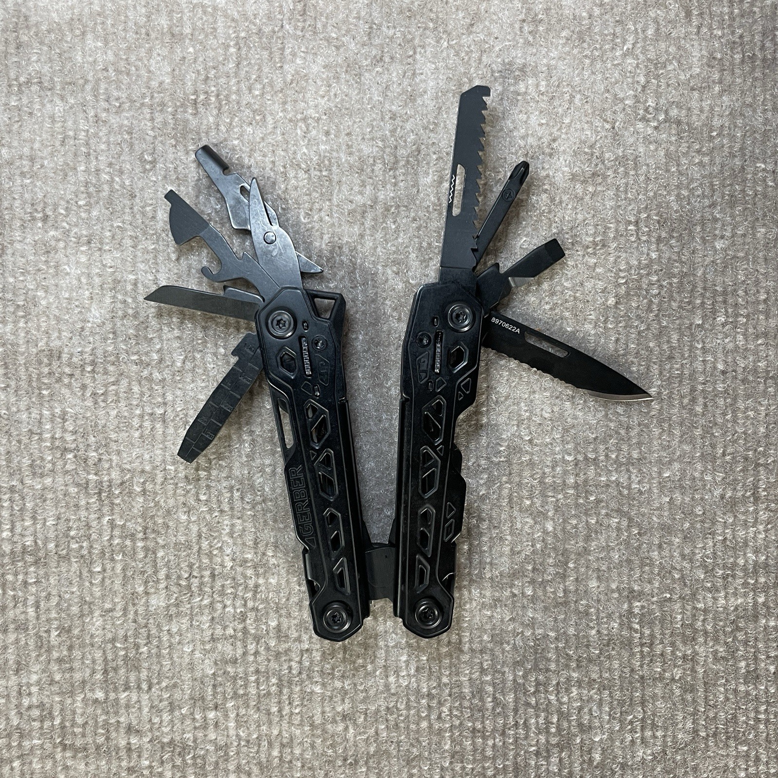Gerber Truss Needle Nose Pliers Multi-Tool 17-in-One in Black 31-003884