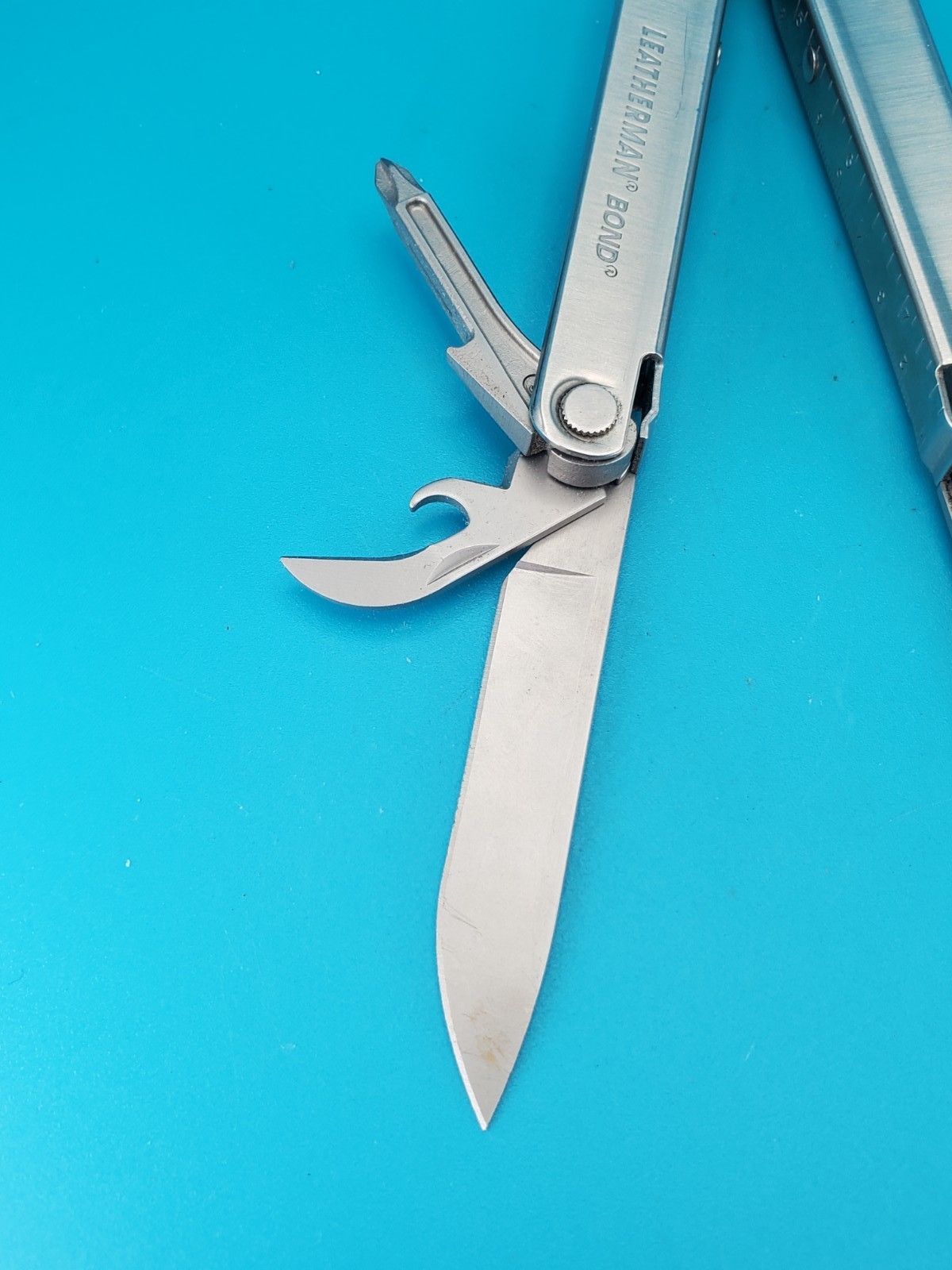 LEATHERMAN Bond Multitool, Stainless Steel Everyday Tool! With Sheath!