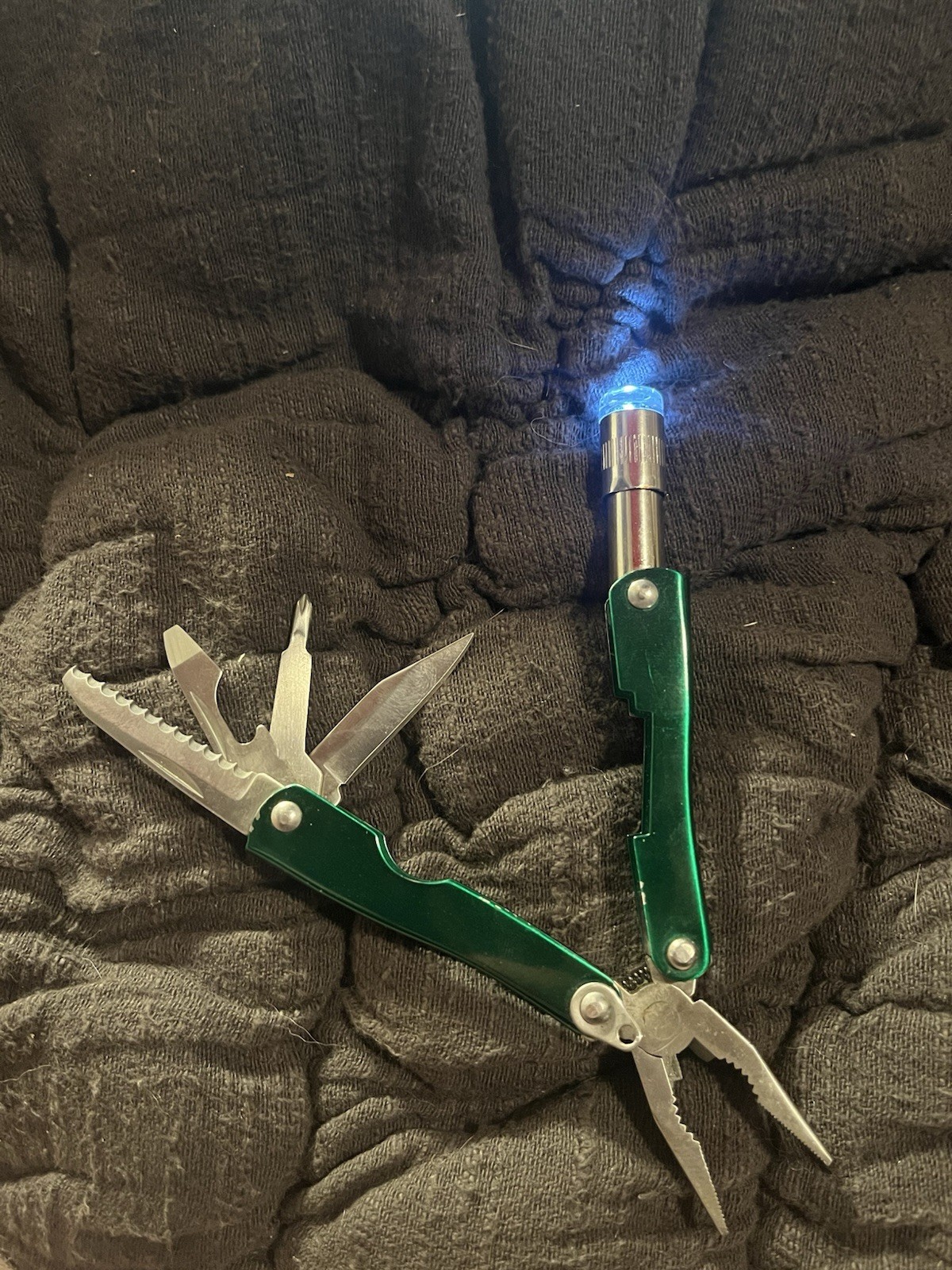Cabelas Green Multitool w/flash Light And Case