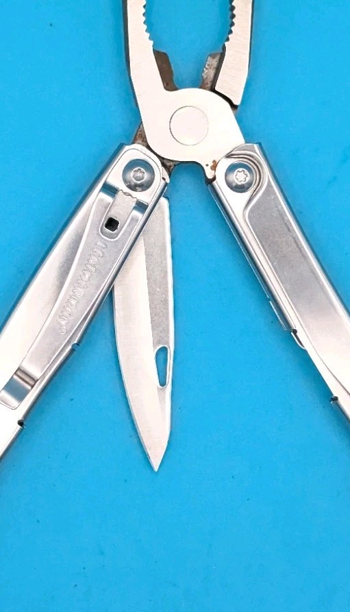 Leatherman Rev 3.8″ Multi-Tool, Stainless! *SOME RUST ON ITEM*