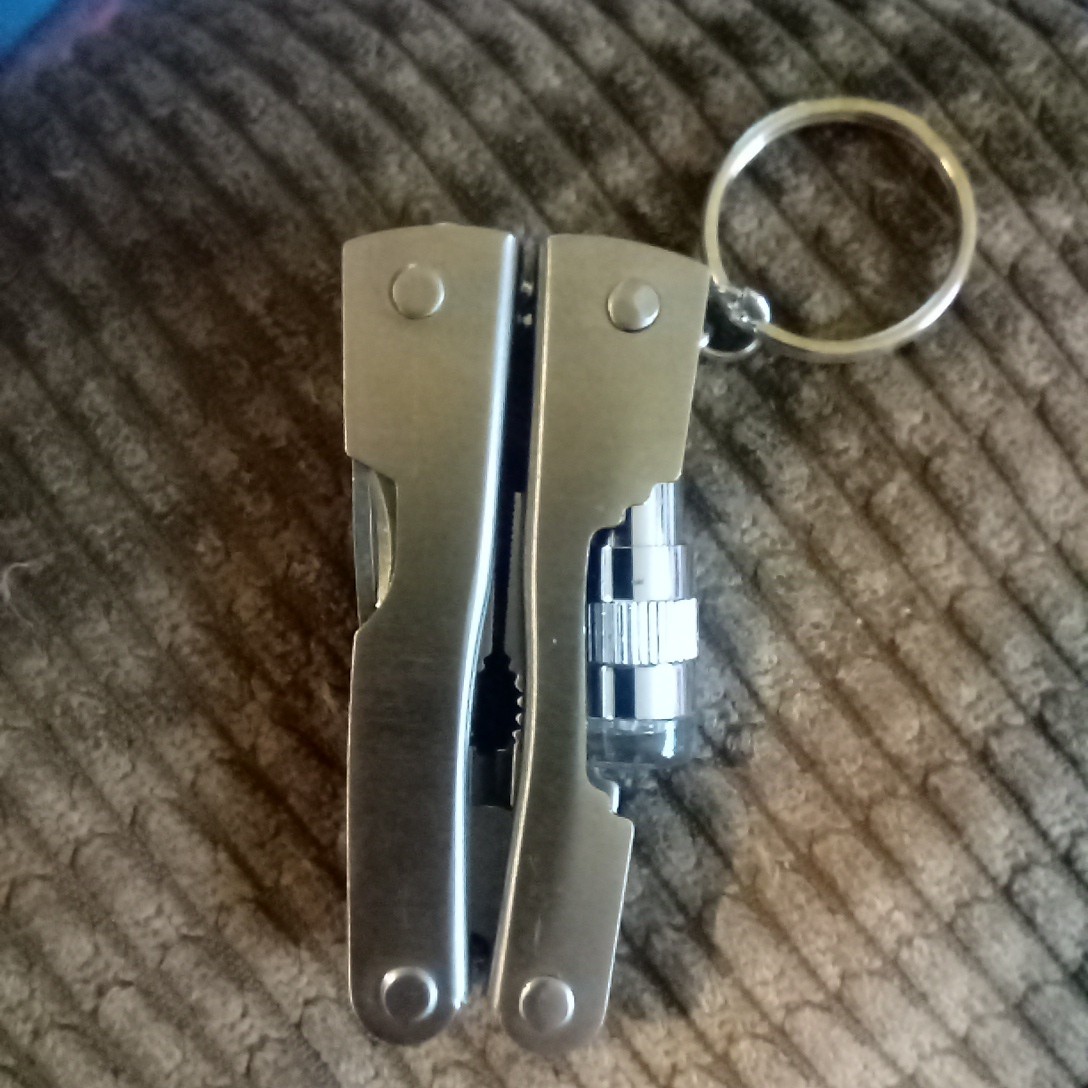Avon Bejeweled Multi Tool With Light Needs Batteries