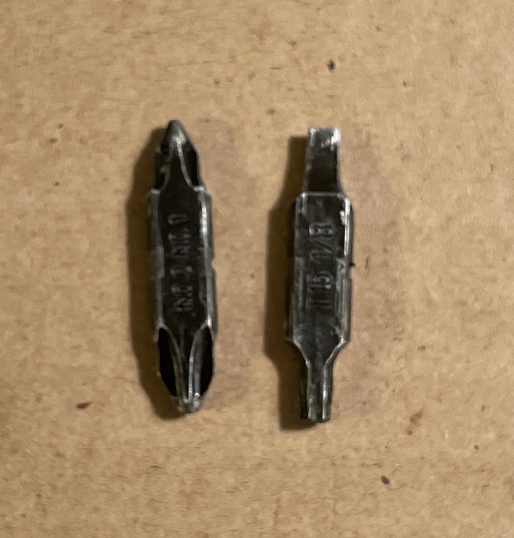Leatherman Skeletool Multi-Tool – Pliers, Combo Blade, Driver Bits – Coyote Tan