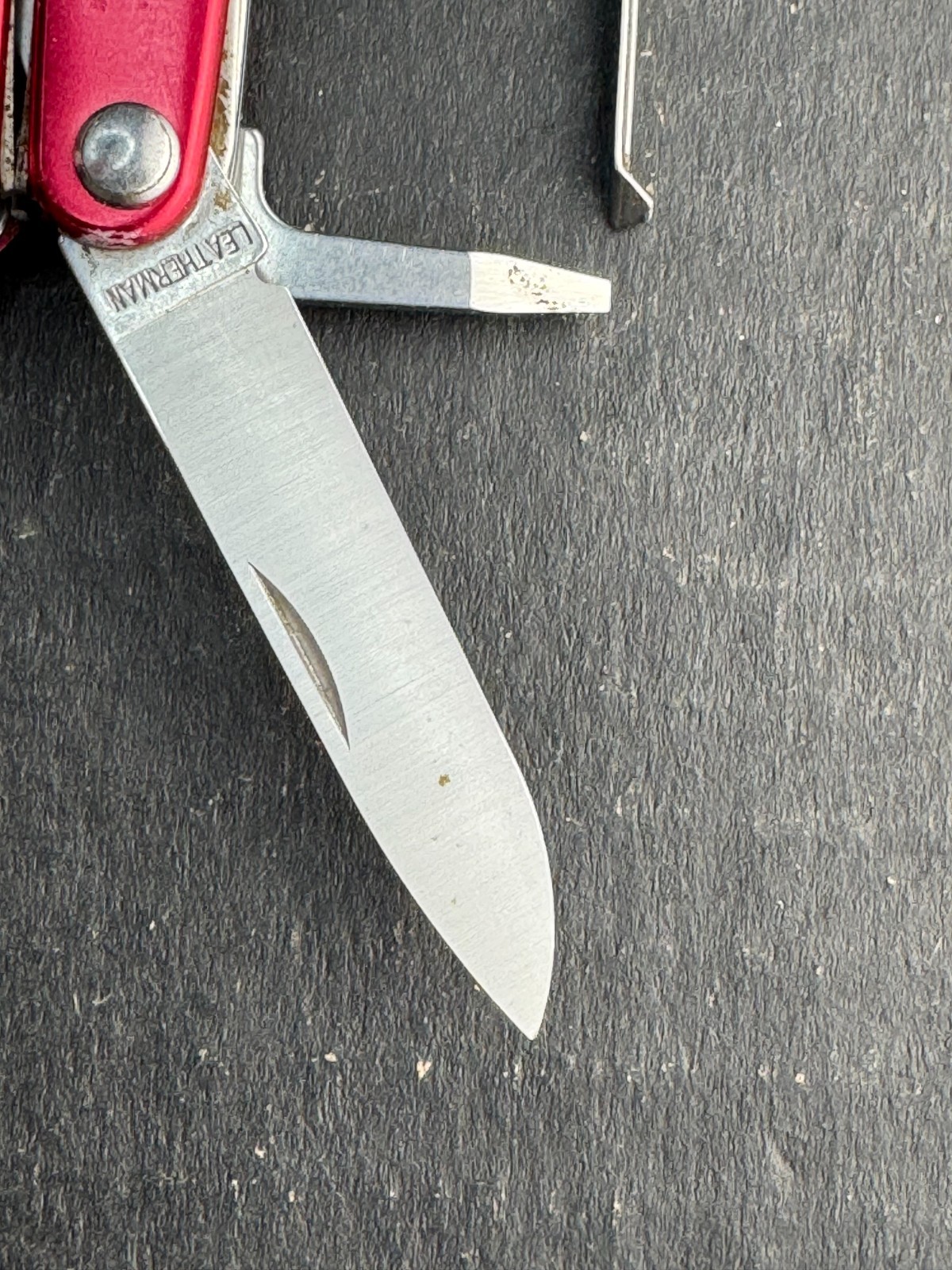 Leatherman Squirt S4 Stainless Steel Multitool Keychain – red