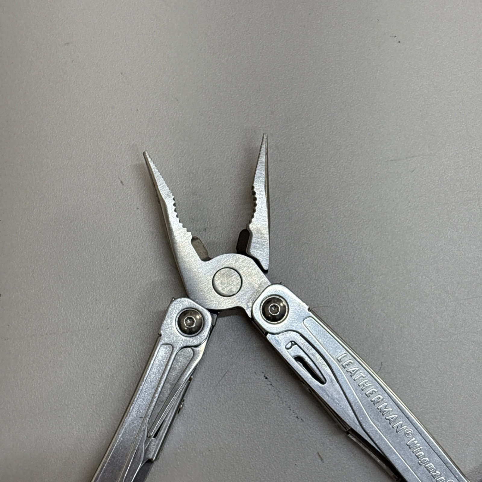 Leatherman Wingman Multitool with 14 tools Needle Nose pliers, wire cutter (024)