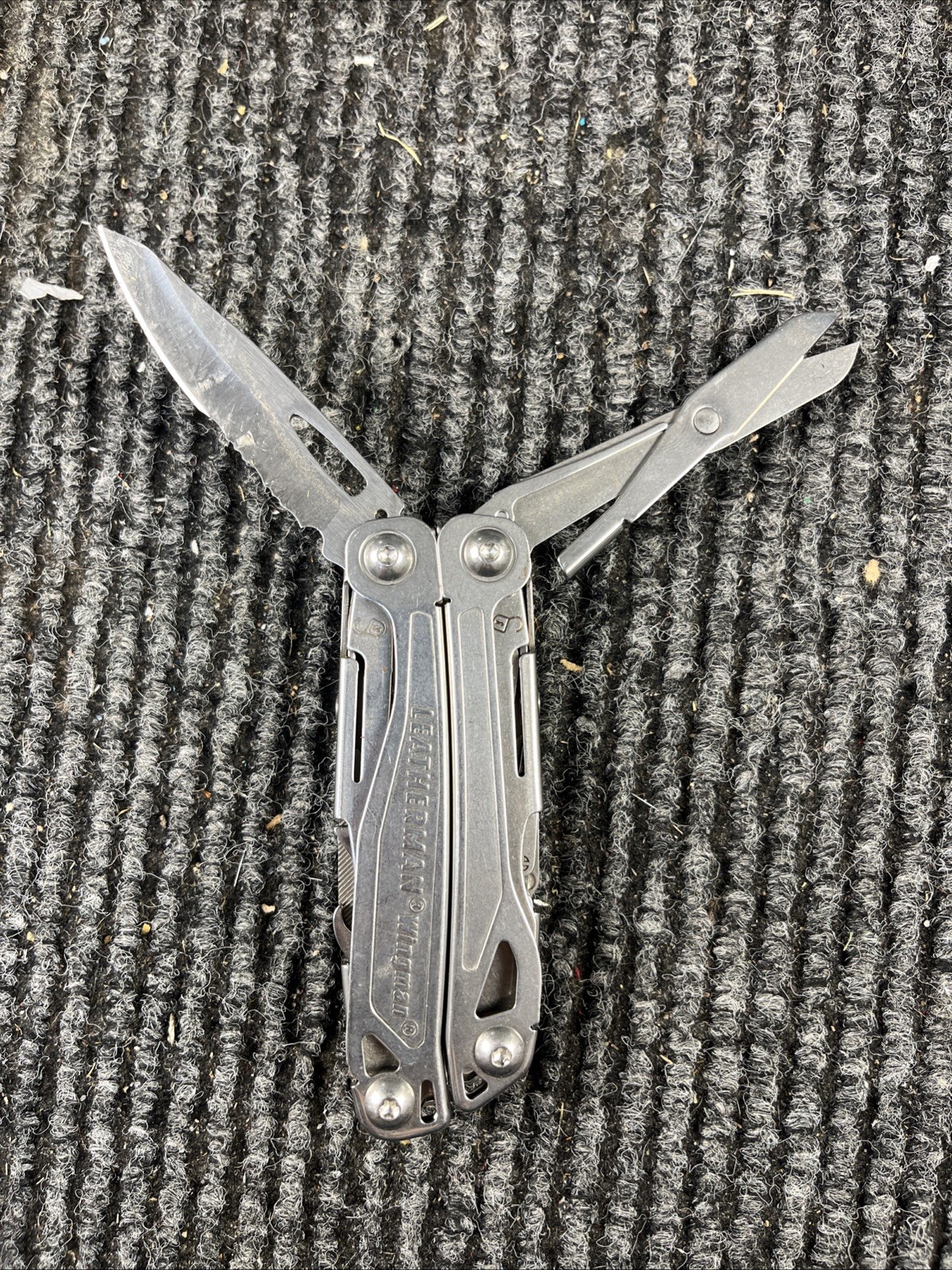 Leatherman Wingman Multitool with 14 tools Needle Nose pliers, wire cutter (038)