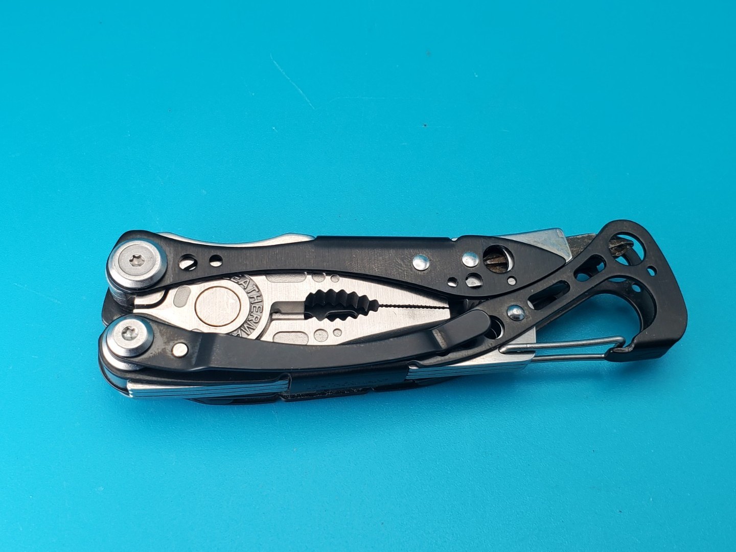 LEATHERMAN Skeletool Multi Tool – Combo Edge Blade Knife Pliers Carabiner!!!