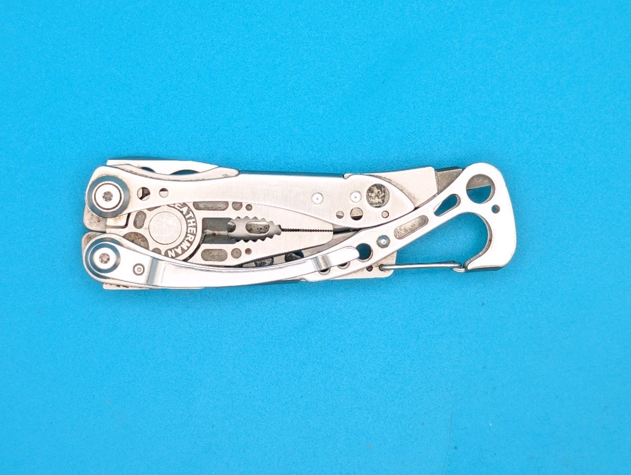 LEATHERMAN Skeletool Multi Tool – Combo Edge Blade Knife Pliers Carabiner!!!