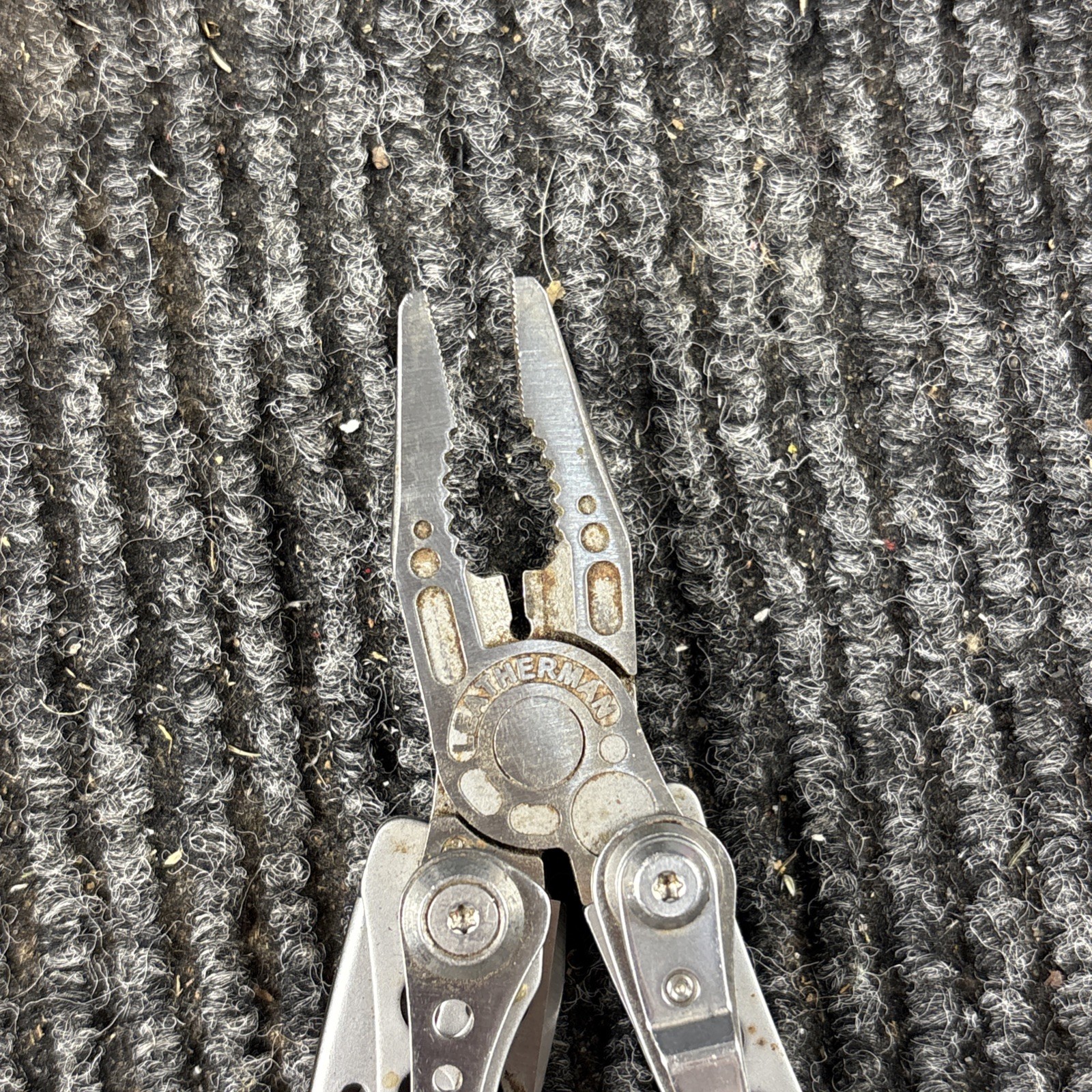 LEATHERMAN Skeletool Multi Tool – Combo Edge Blade Knife Pliers Carabiner (072)