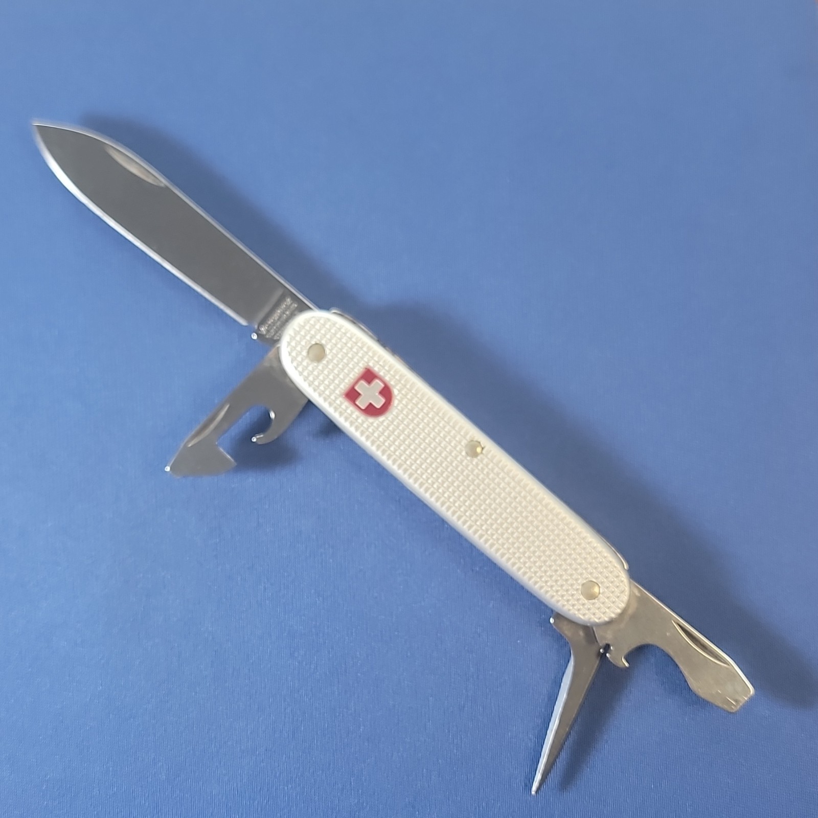 Victorinox Swiss Army 4-Tool Multi-Tool White Alox, 2 1/4″ Straight Blade