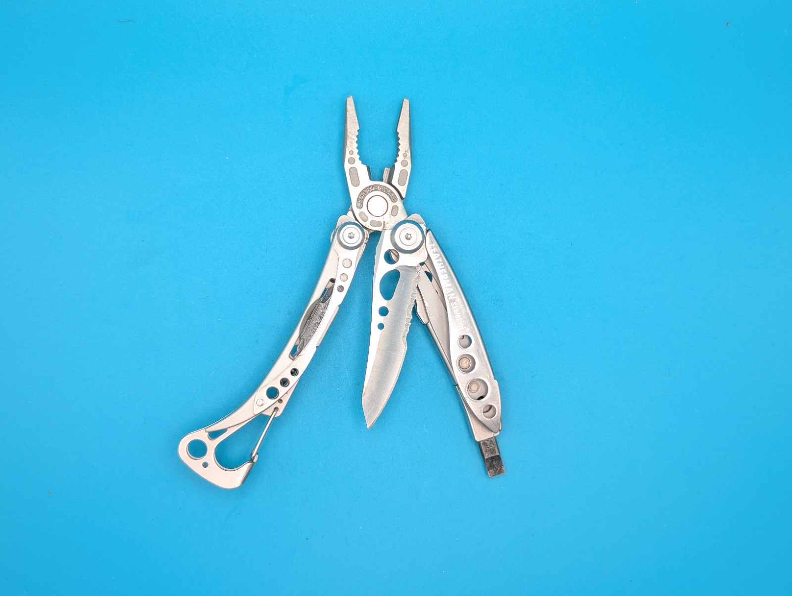 LEATHERMAN Skeletool Multi Tool – Combo Edge Blade Knife Pliers Carabiner!!!