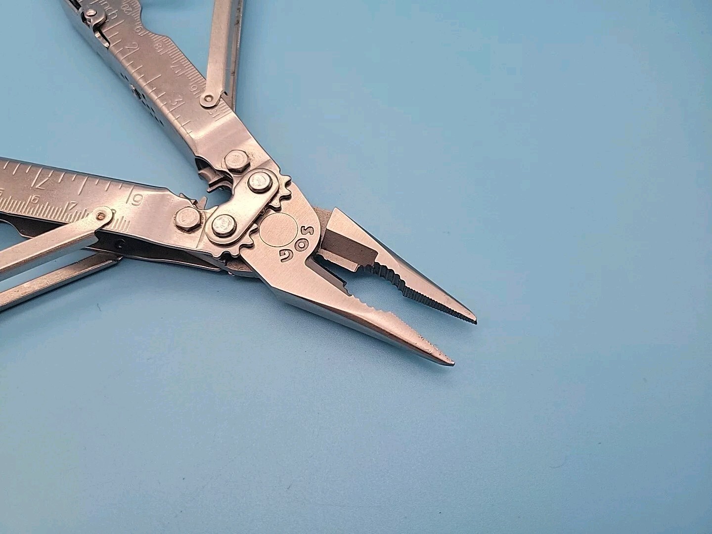SOG PowerLock Multi-Tool – Compound Leverage Pliers – V-Cutter – 1/4 Driver