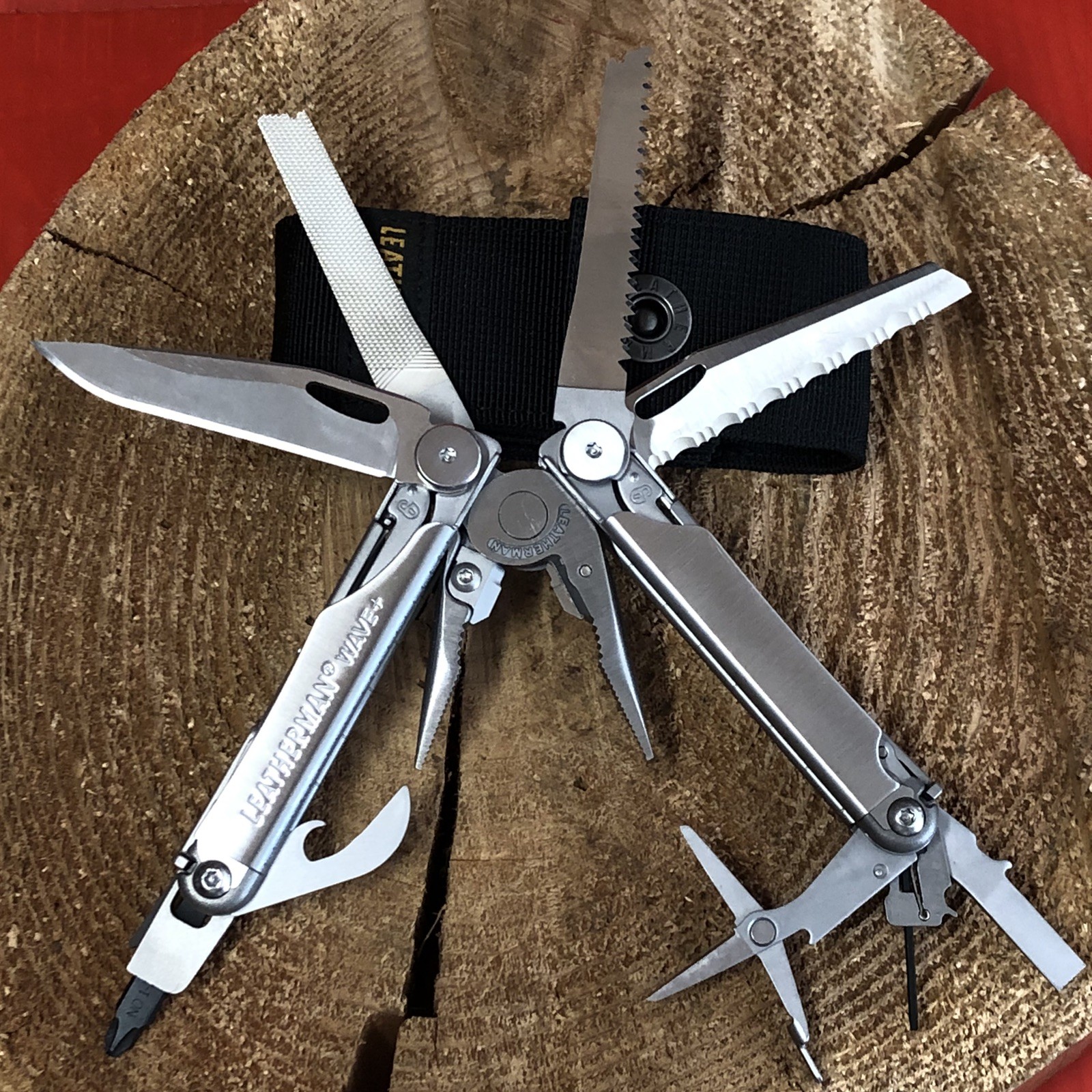 LEATHERMAN WAVE + Multi-Tool w/ Sheath. Pre-owned, Unused