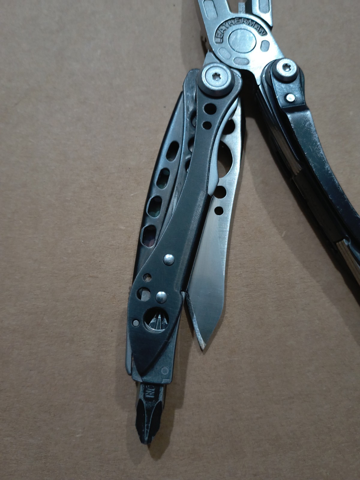 Leatherman Skeletool CX Multitool Plain Edge Knife 154cm