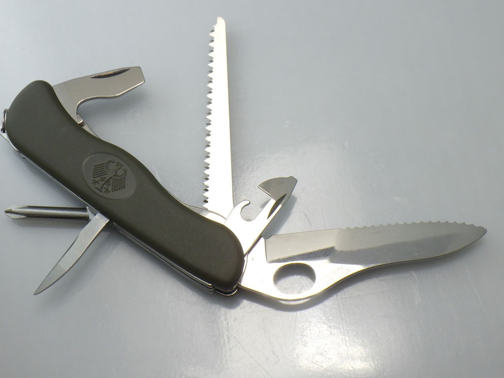 New Victorinox One-Hand Trekker German Army 12 Function Olive Drab Pocket Knife