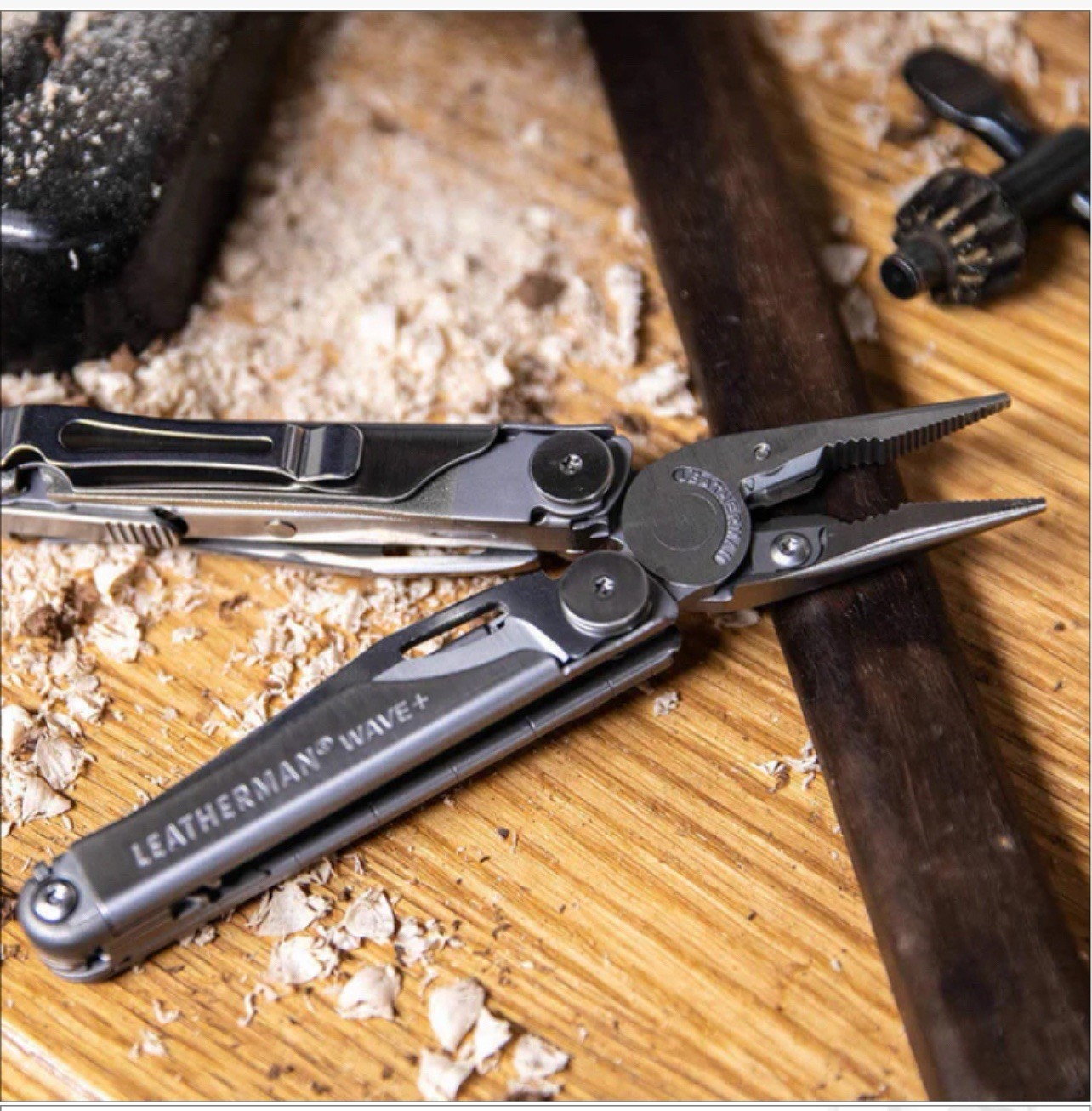 Leatherman Wave+ 21-in-1 Multi-Tool, Part Serrated 3″ Blade, Clip