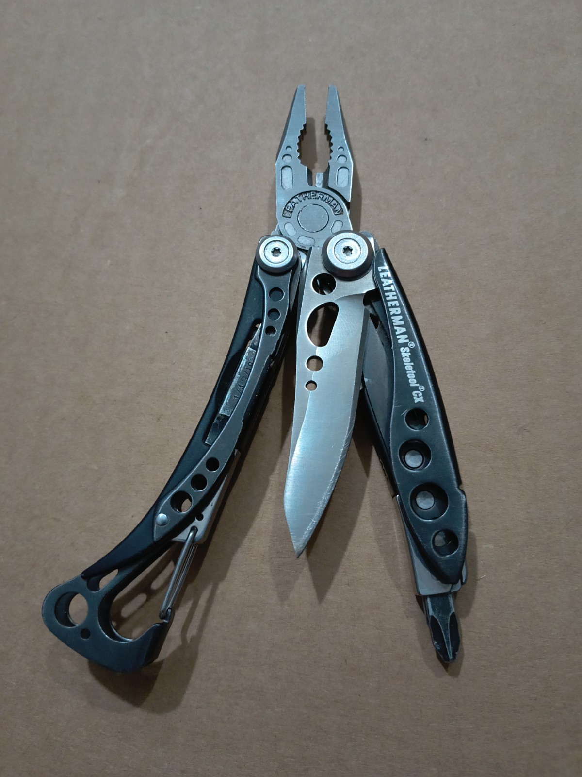 Leatherman Skeletool CX Multitool Plain Edge Knife 154cm