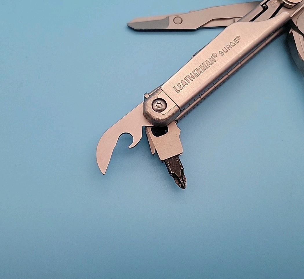 Leatherman Surge Multi-Tool w/ Sheath – Dated 1217 – Silver – Pliers, Knife