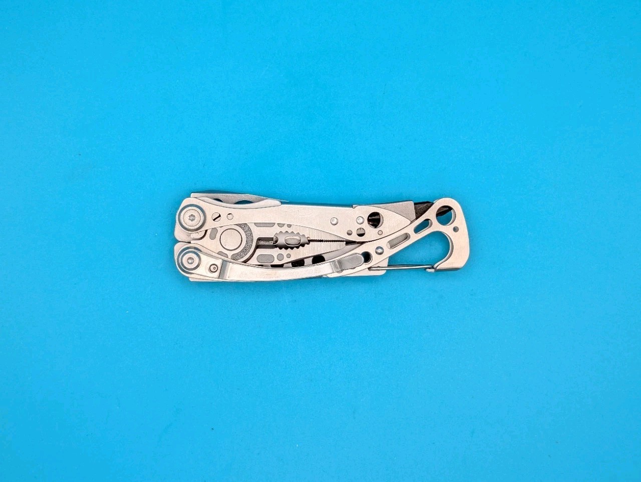 LEATHERMAN Skeletool Multi Tool – Combo Edge Blade Knife Pliers Carabiner!!!