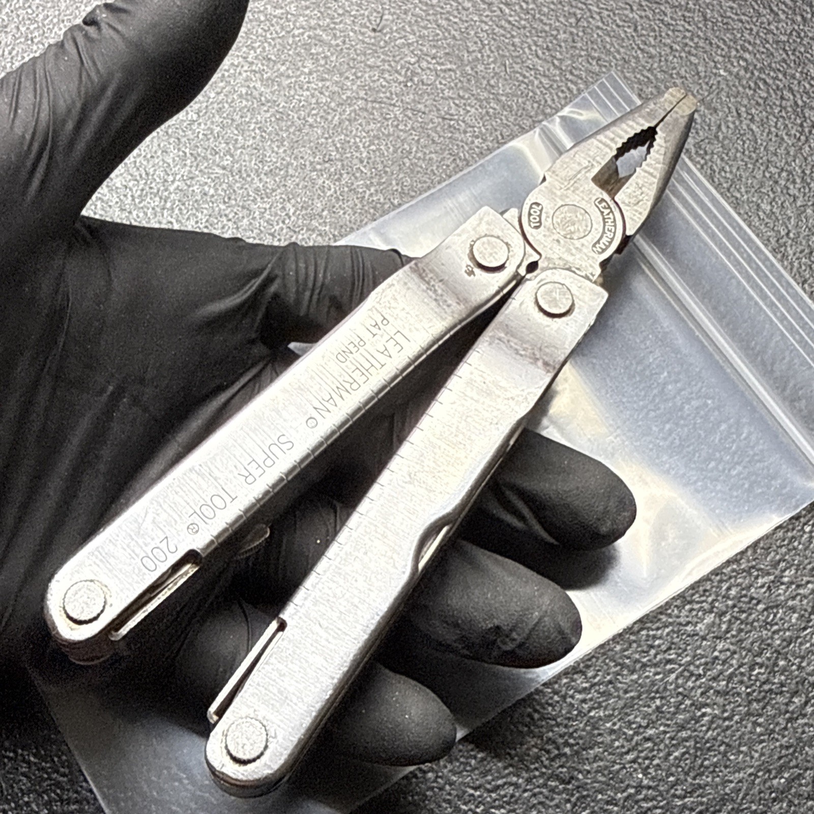 LEATHERMAN 200 SUPER TOOL SELLING FOR PARTS NOT WORKING
