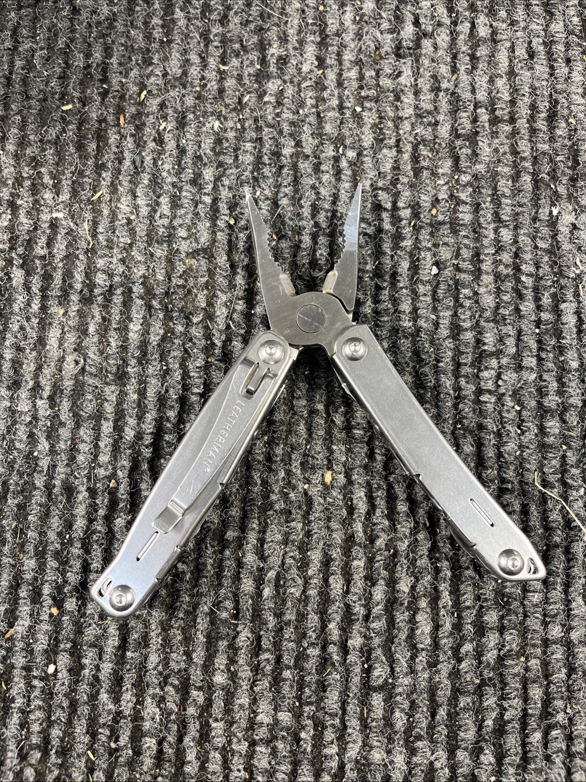 Leatherman Wingman Multitool with 14 tools Needle Nose pliers, wire cutter (034)