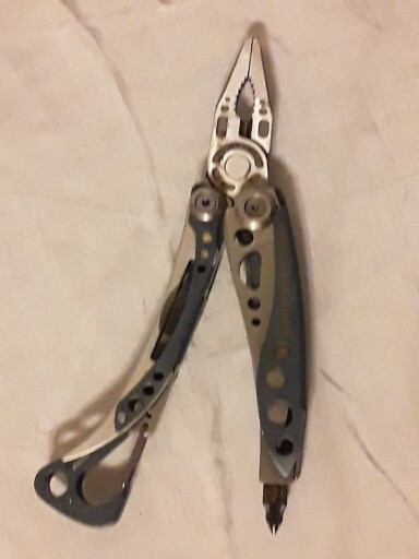 LEATHERMAN Skeletool Multi Tool – Combo Edge Blade Knife Pliers Carabiner